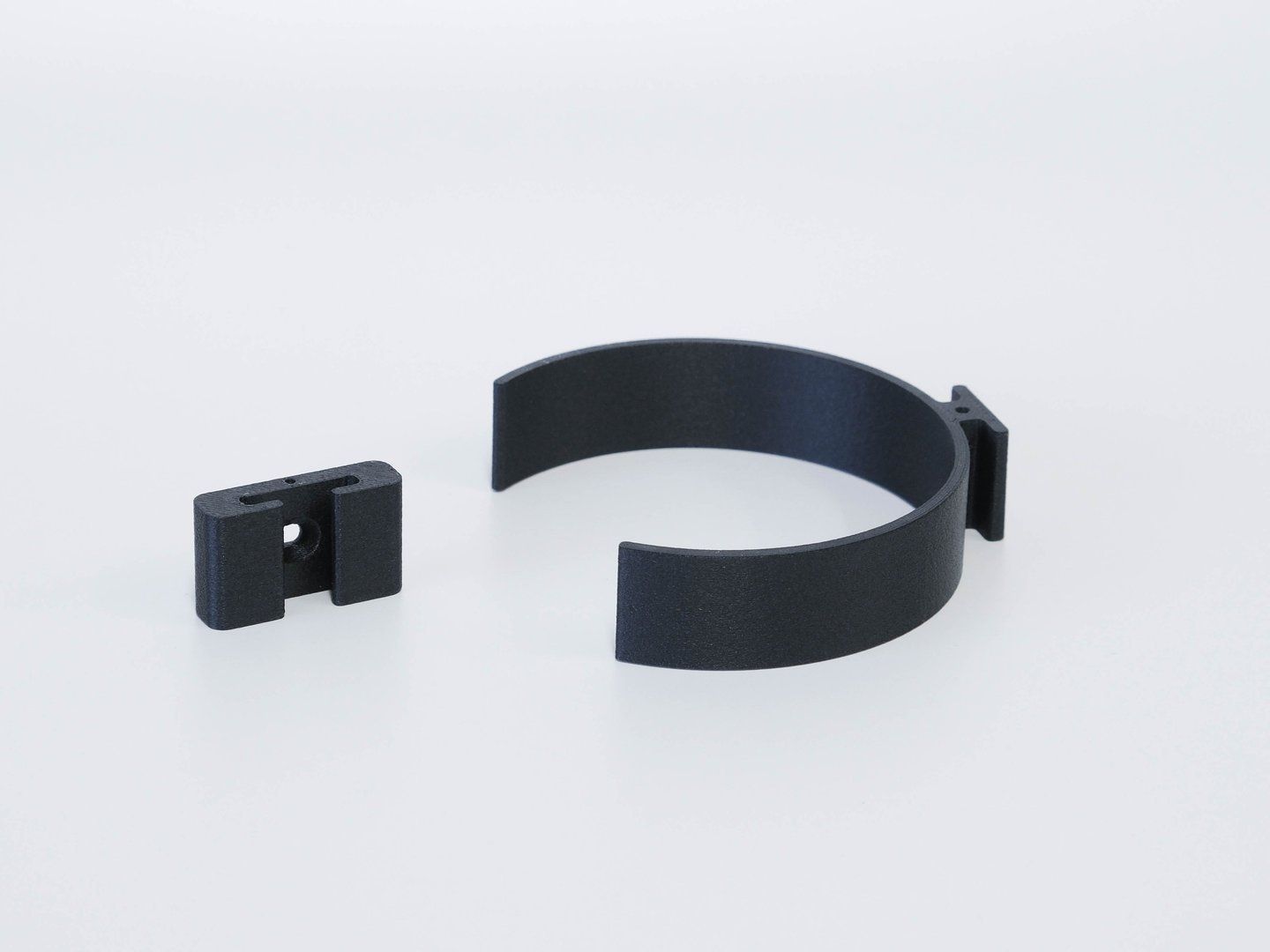 Schlauchhalter mit Clipsockel für 80-mm-Lüftungsschlauch