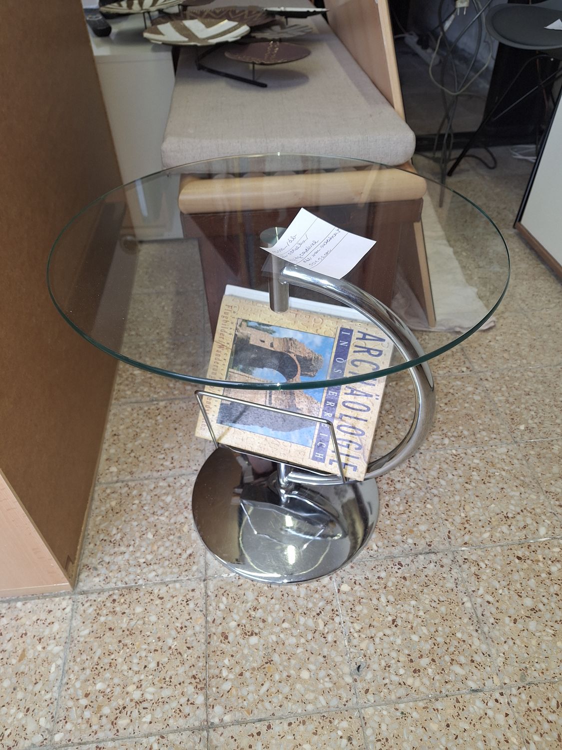 Újságtartós kis kör asztal fémből /üvegből