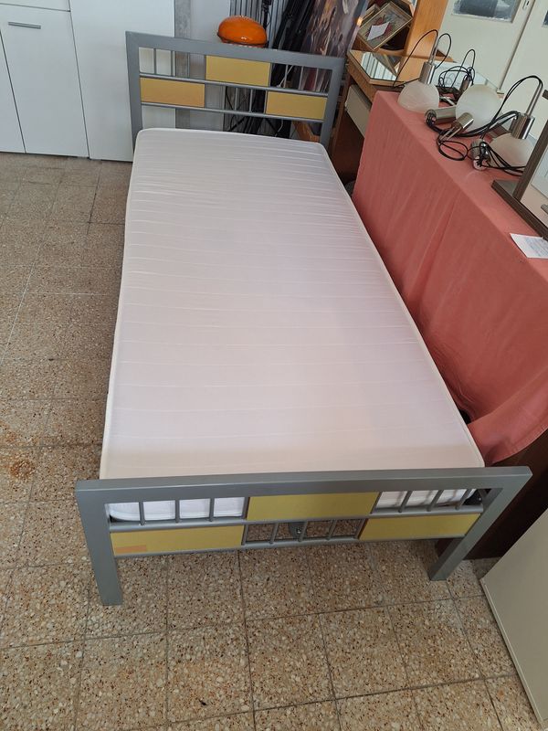 Fém keretes ágy 200x90cm cipzáras gépben mosható matraccal