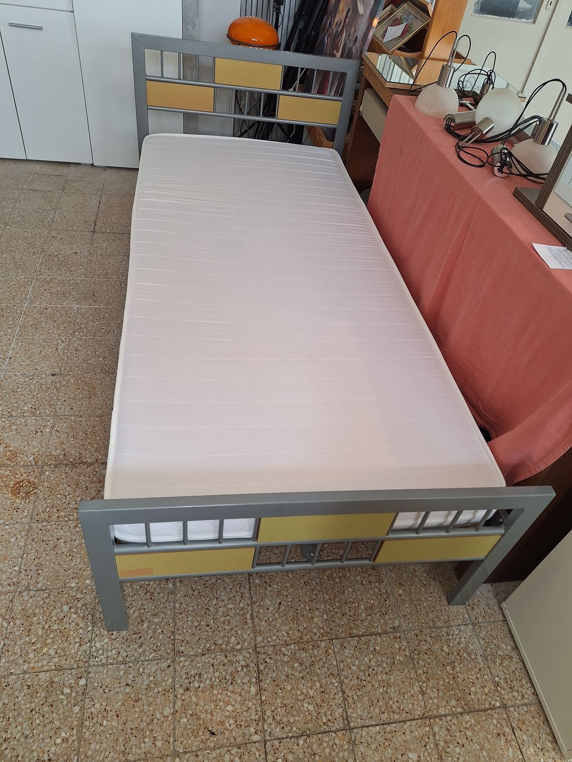 Fém keretes ágy 200x90cm cipzáras gépben mosható matraccal