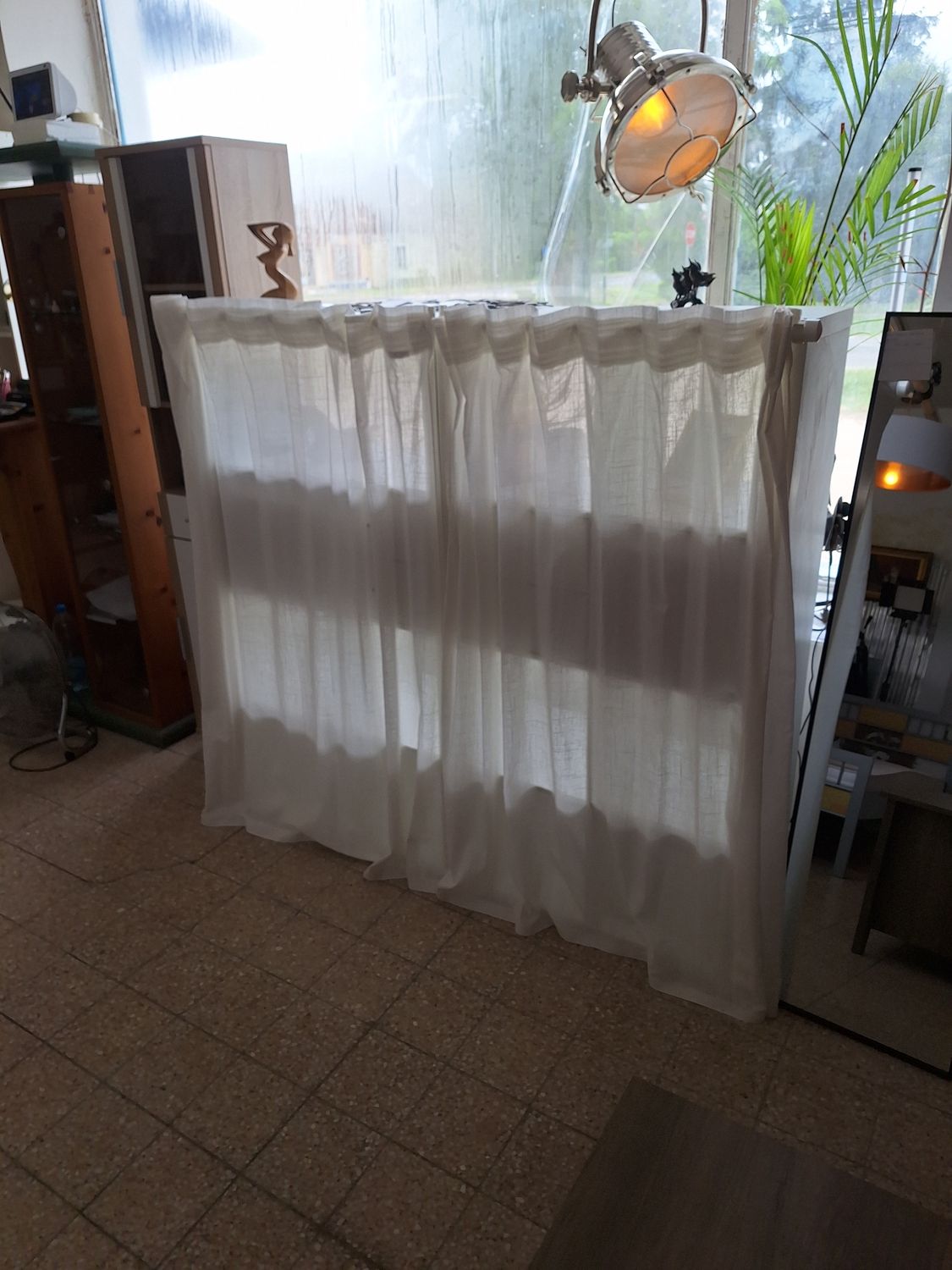 Ikeás kallax polc rendszer fiókkal és textil boxxal és levehető függönnyel