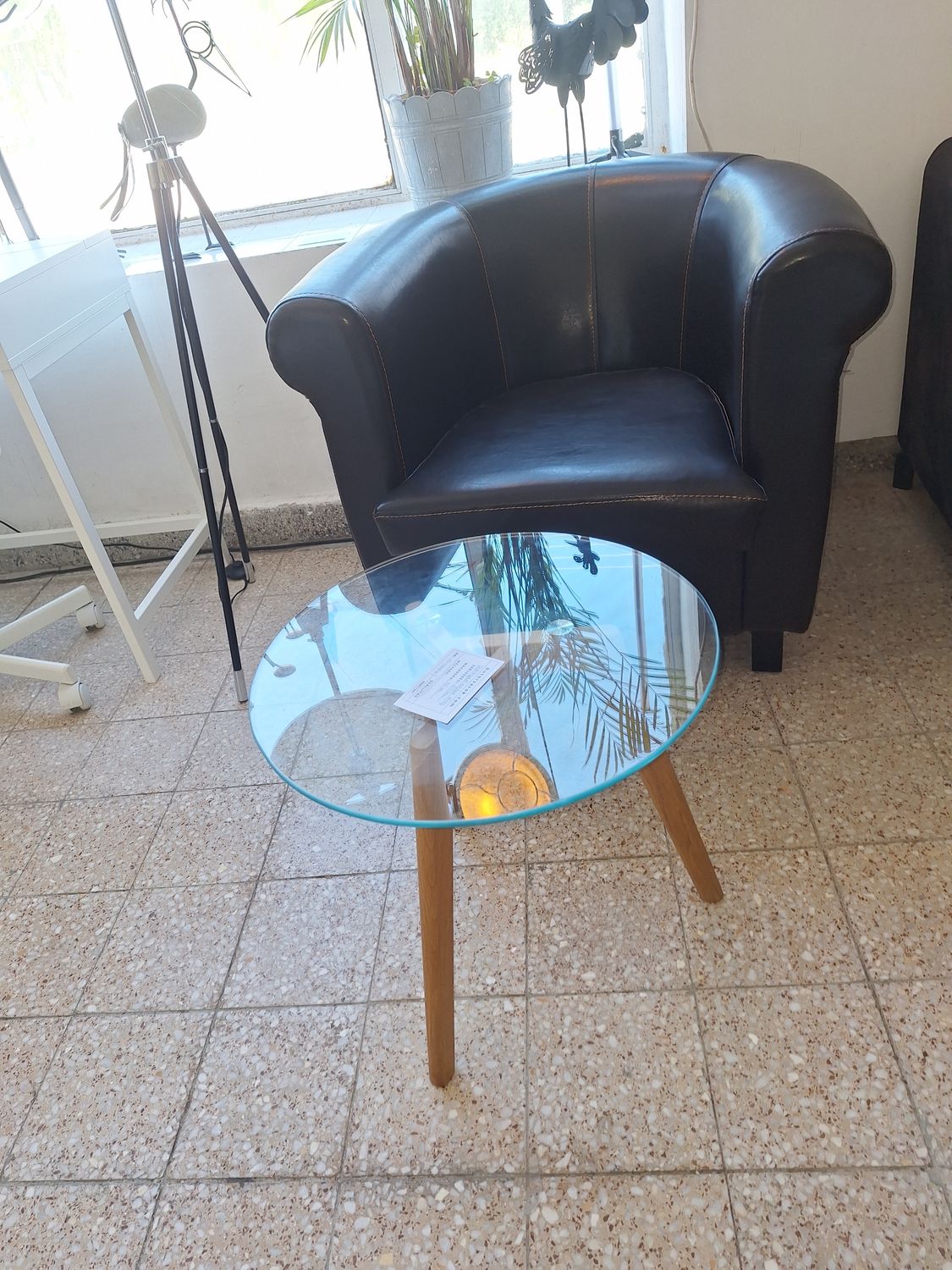 Három lábú dohányzó asztal kerek üveglappal
