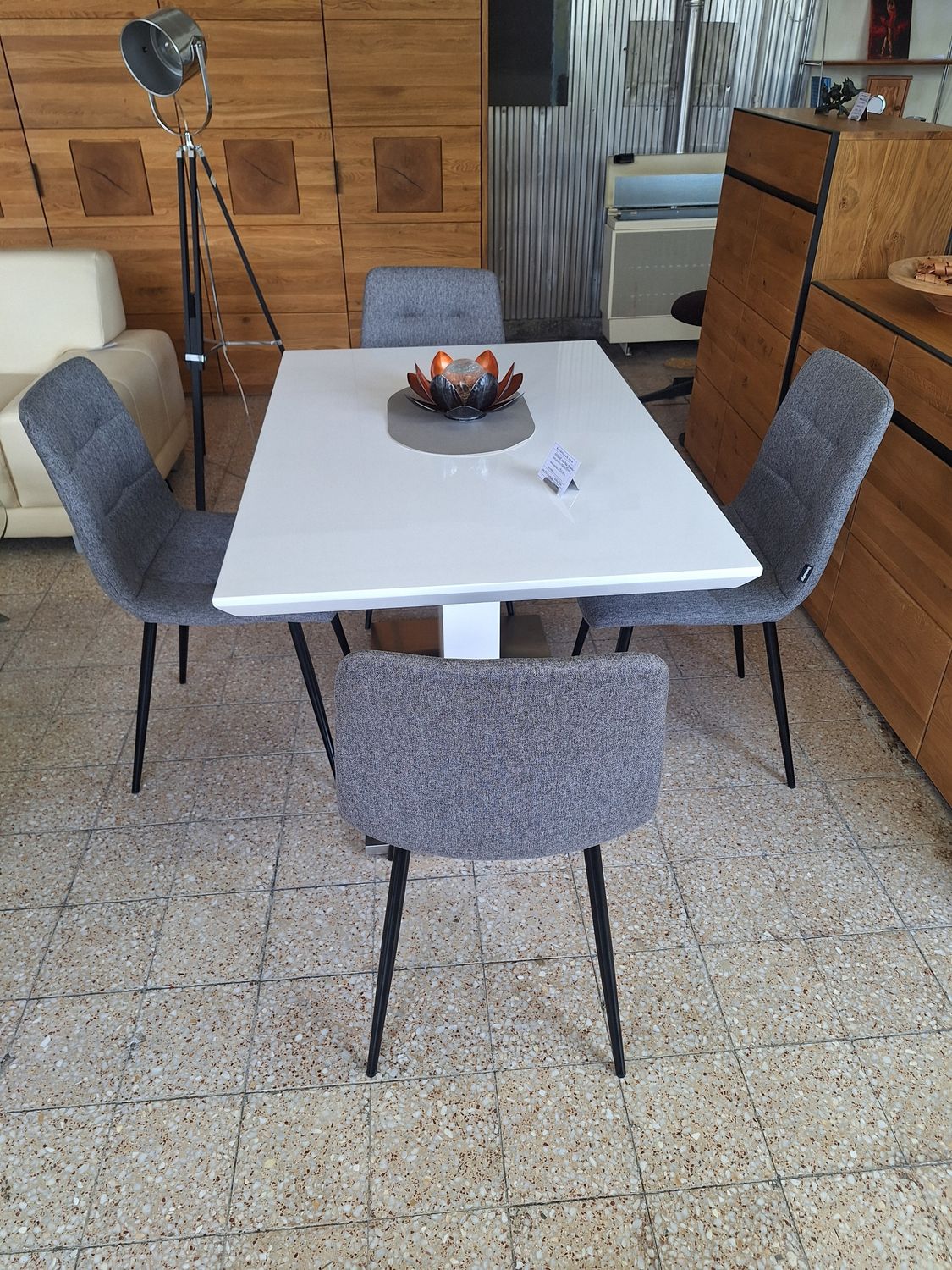 Modern étkező asztal szett 4db kárpítozott székkel Modern étkező asztal szett 4db kárpítozott székkel