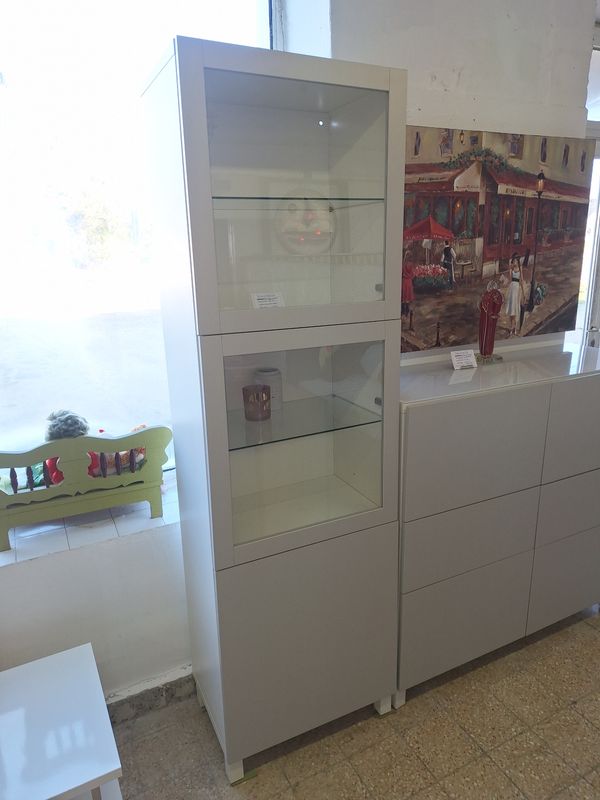 Ikeás Bestä modern elegáns vitrines szekrény Ikeás Bestä modern elegáns vitrines szekrény