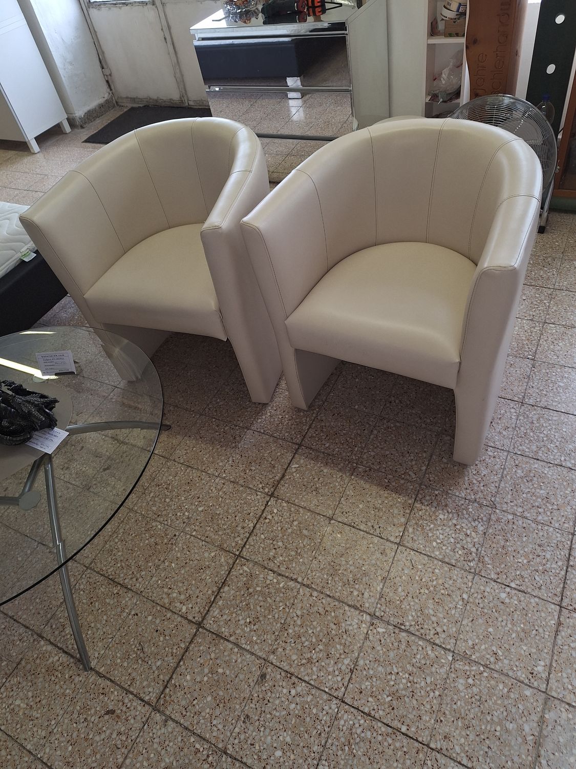 Kényelmes műbőr fotelek bézs kagyló Kényelmes műbőr fotelek bézs kagyló