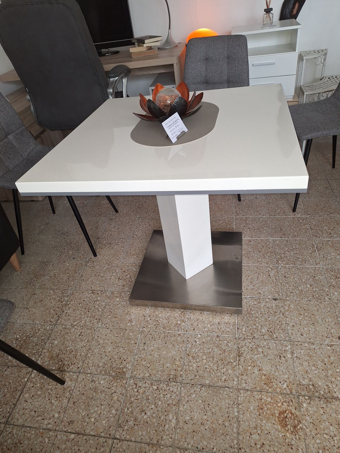 Modern fehér magasfényű étkező asztal krómozott talppal Modern fehér magasfényű étkező asztal krómozott talppal