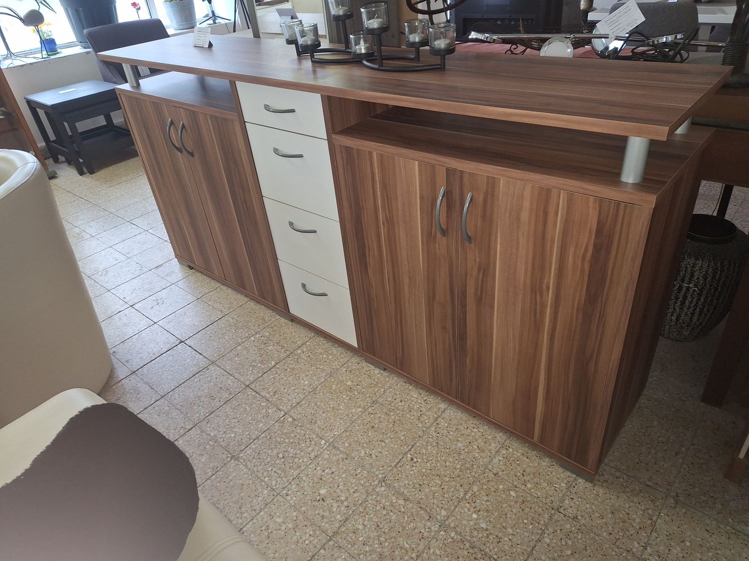 Gyönyörűszép nagy méretű komód/ tálaló 202cm! dió/barna színben Gyönyörűszép nagy méretű komód/ tálaló 202cm! dió/barna színben