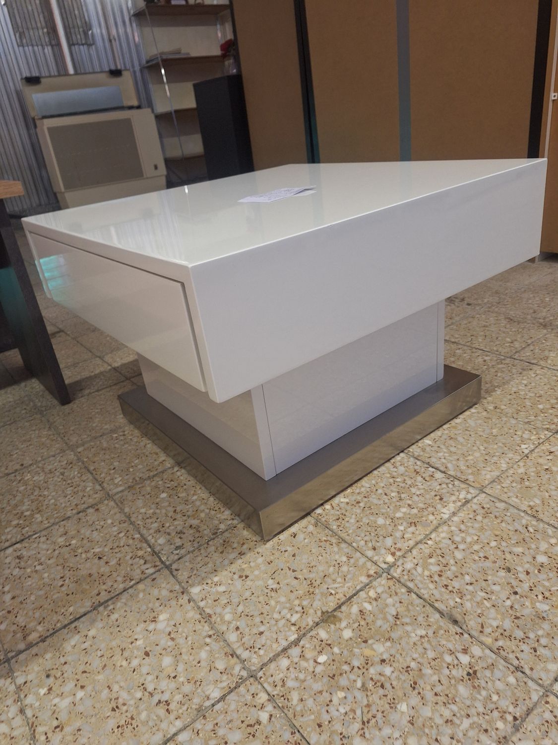 Modern magasfényű fehér  tárolós dohányzó asztal