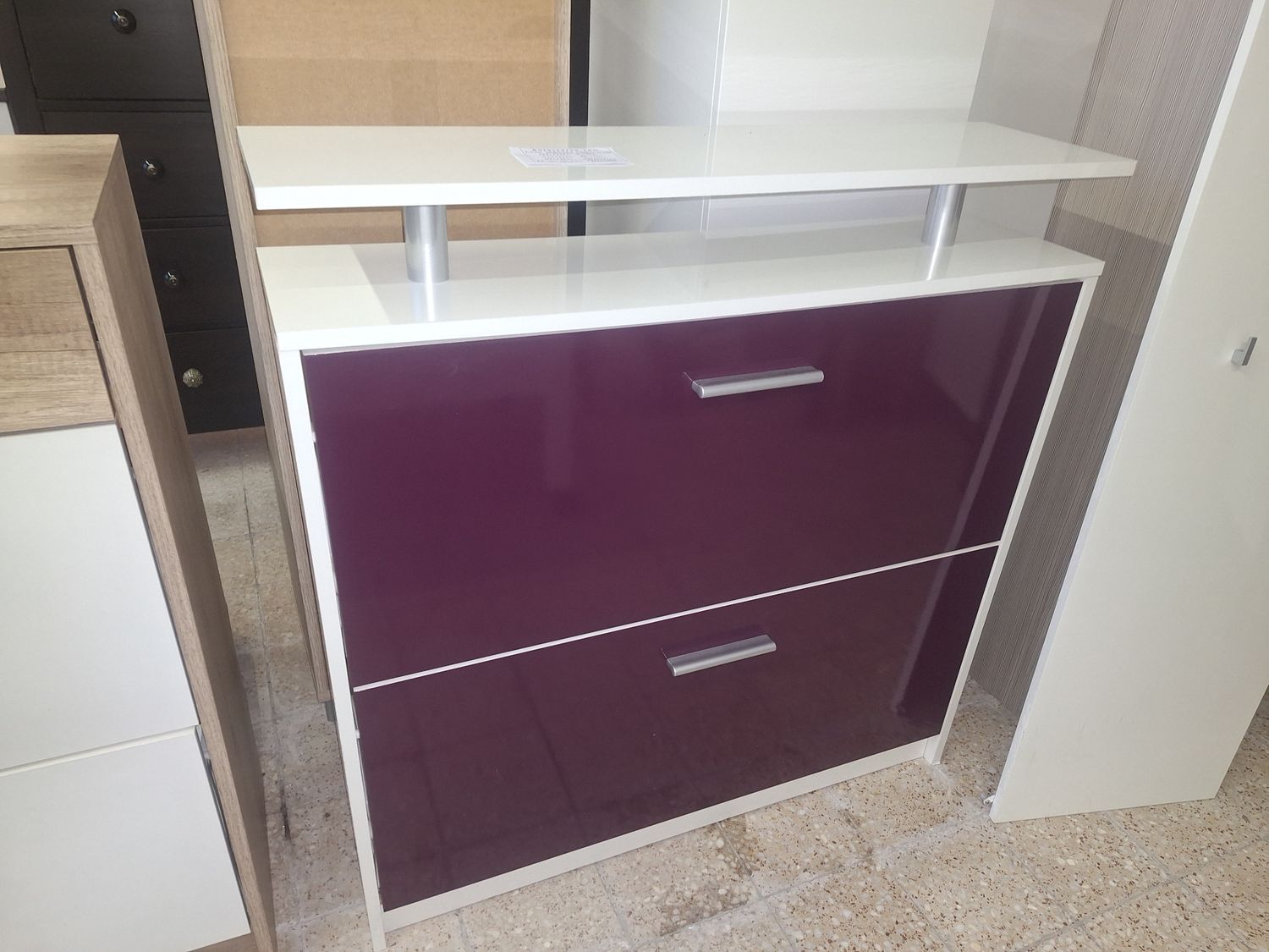 Gyönyörűszép magasfényű lila 2 ajtós cipős szekrény Gyönyörűszép magasfényű lila 2 ajtós cipős szekrény