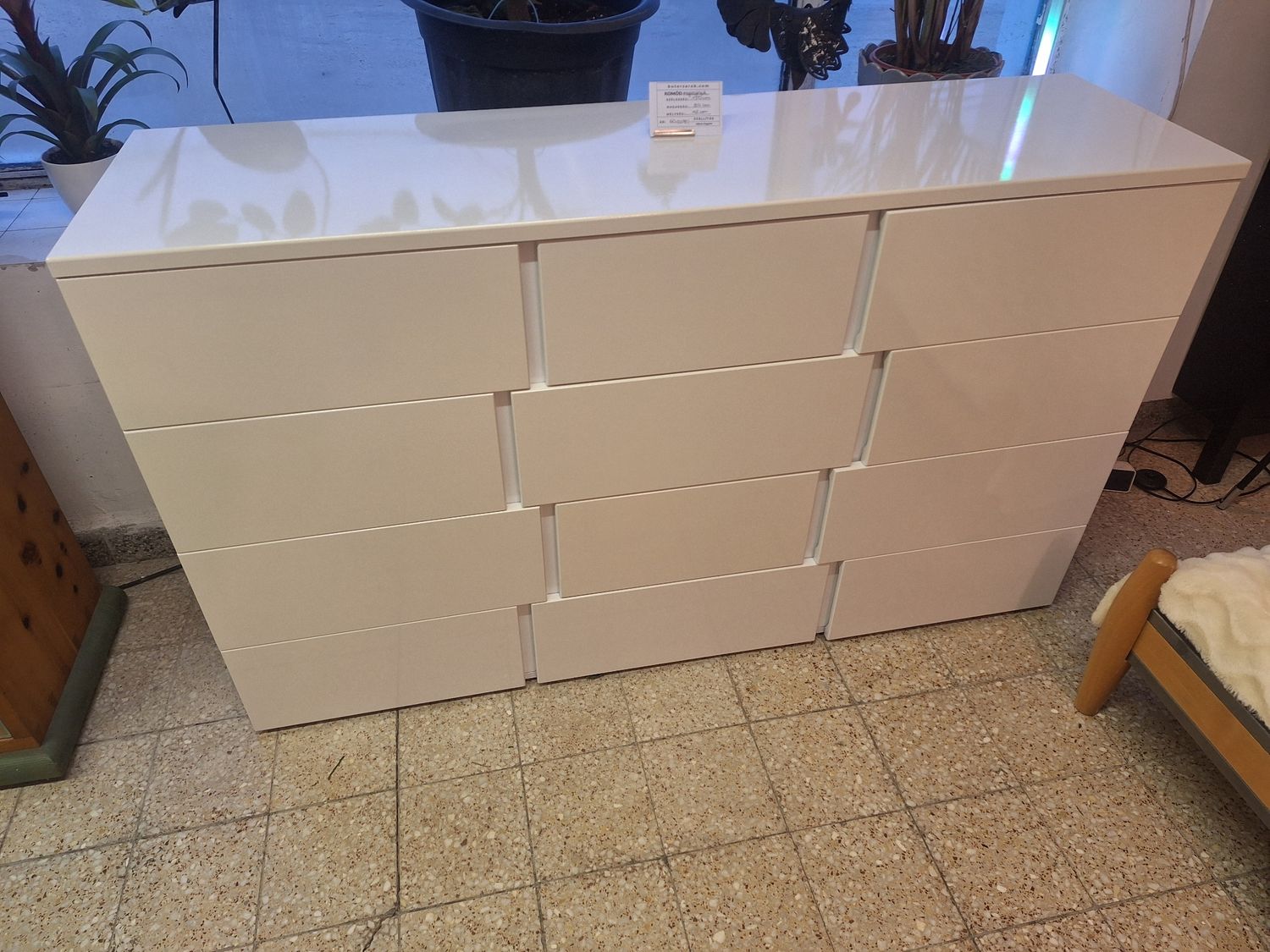 Magasfényű modern komód 4 fiókos 2 ajtós polcos