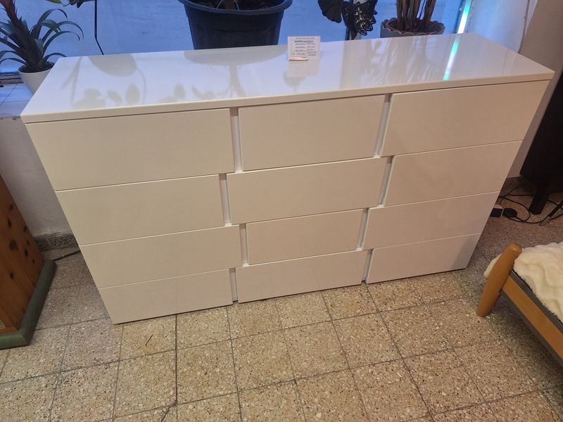 Magasfényű modern komód 4 fiókos 2 ajtós polcos