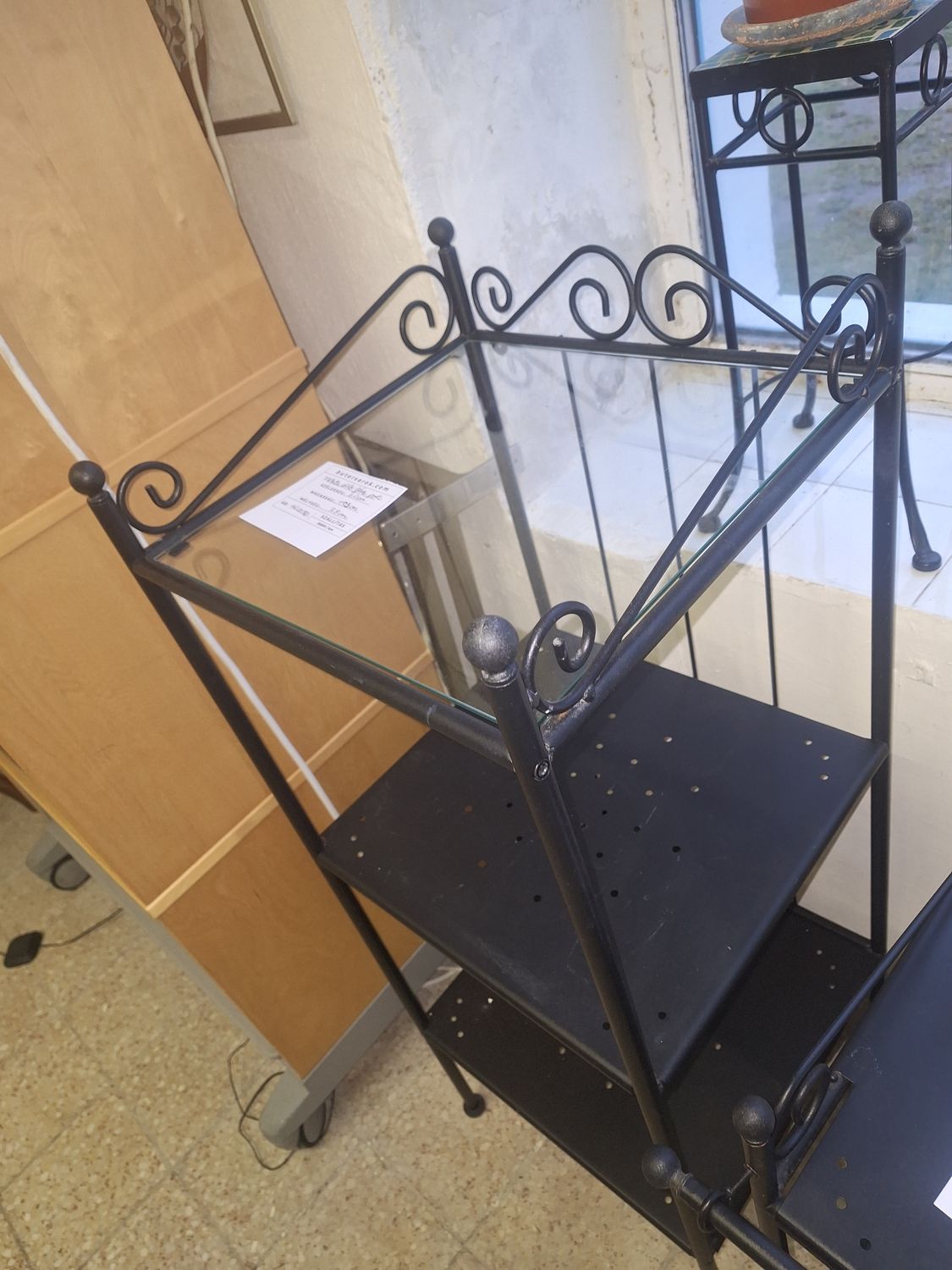 Kovácsolt vas jellegű álló nyitott fém polc