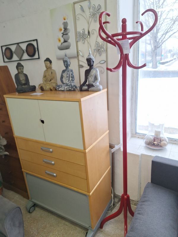 Thonet jellegű piros fogas kb. 180cm magas Thonet jellegű piros fogas kb. 180cm magas