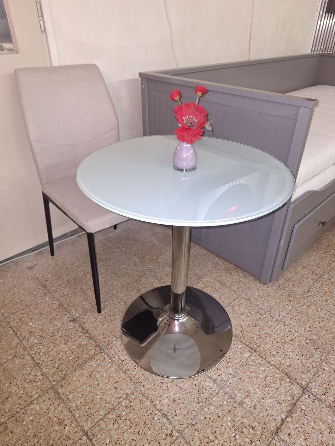 Tejüveges kör alakú krómozott talpú kis asztal Tejüveges kör alakú krómozott talpú kis asztal