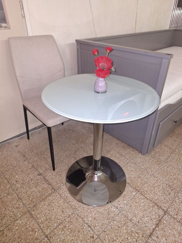 Tejüveges kör alakú krómozott talpú kis asztal Tejüveges kör alakú krómozott talpú kis asztal