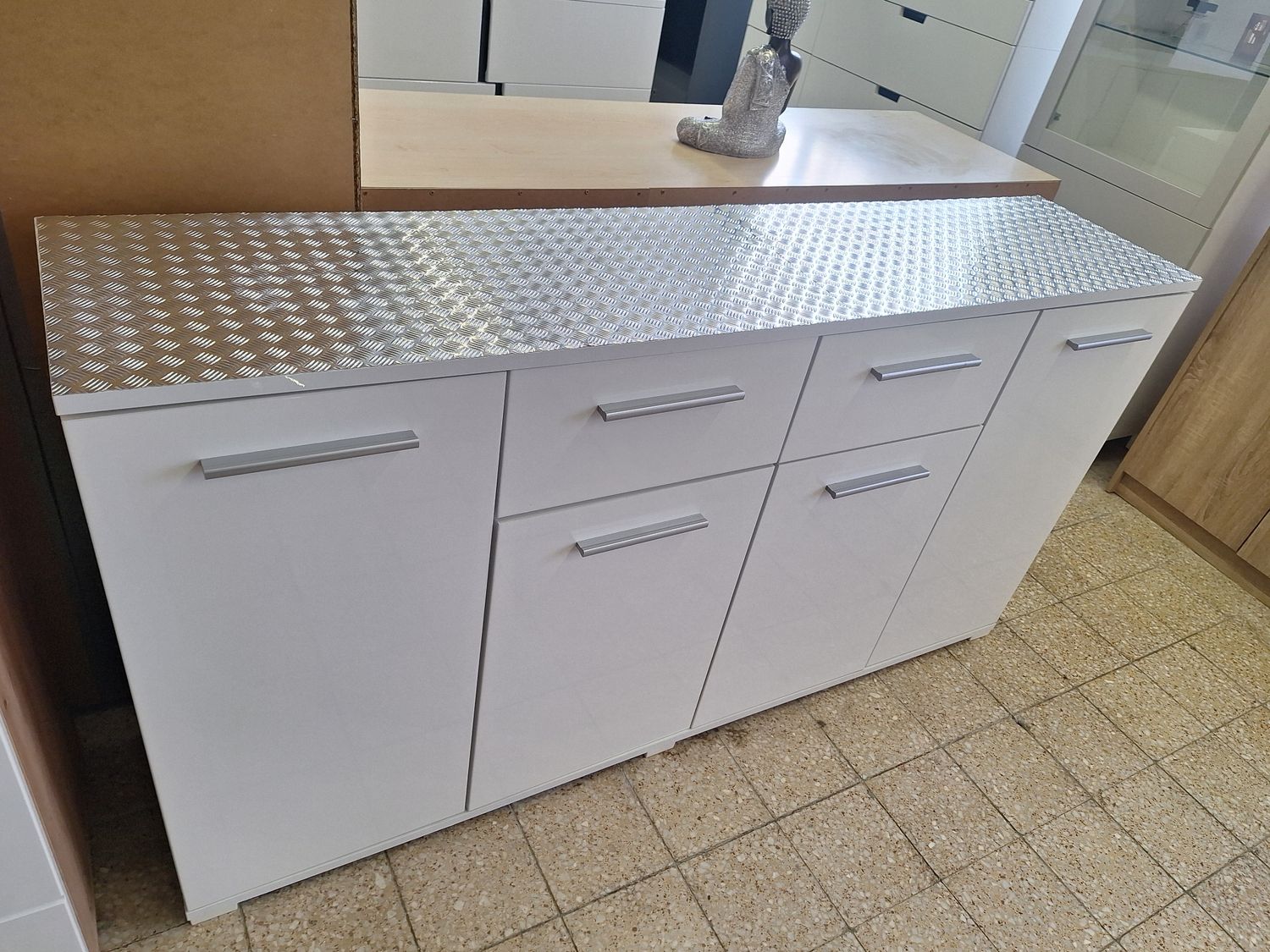 4 ajtós 2 fiókos polcos fehér magasfényű modern komód