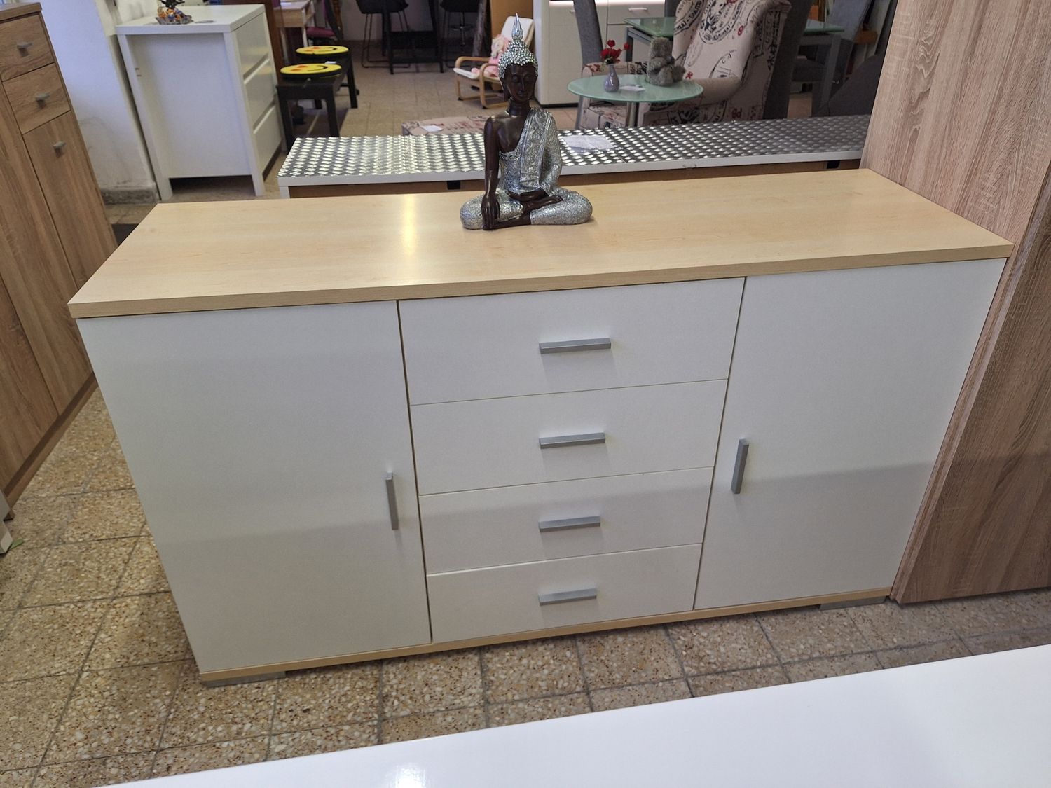 2 ajtós 4 fiókos polcos nyírfa színű pakolós komód/fehér matt