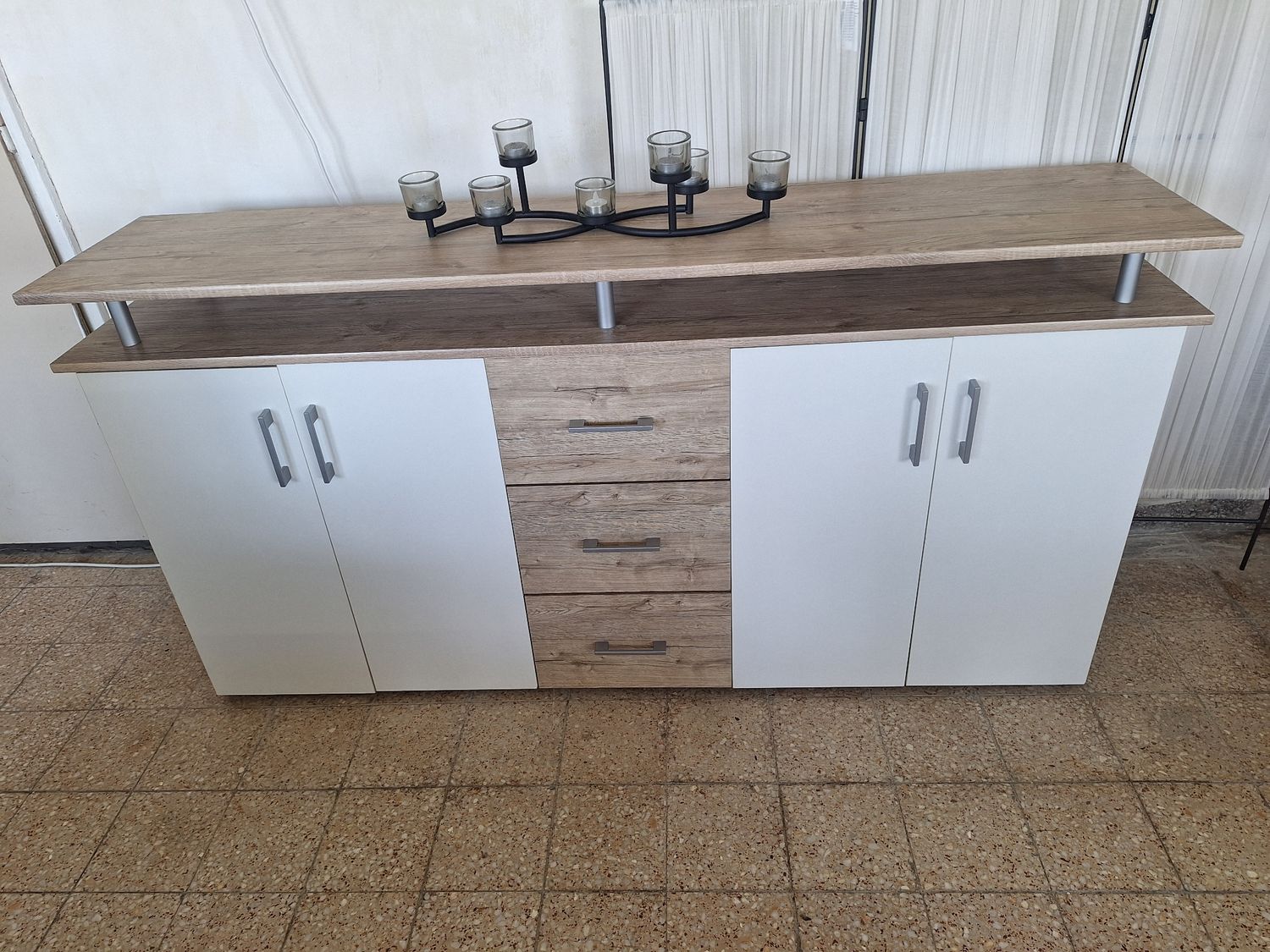 4 ajtós 3 fiókos tölgyfamintás komód magasítóval