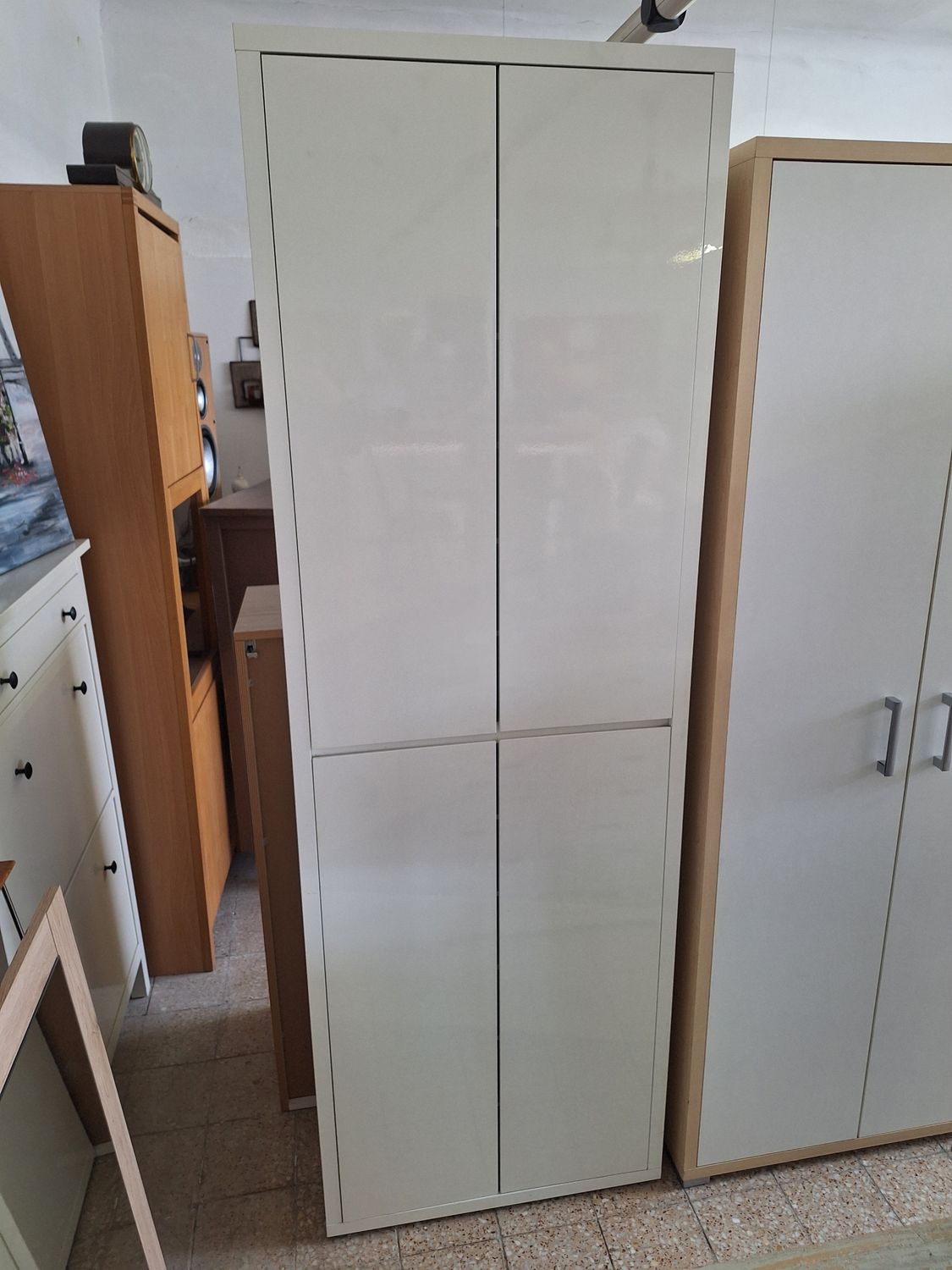 4 ajtós fehér magasfényű sok polcos szekrény