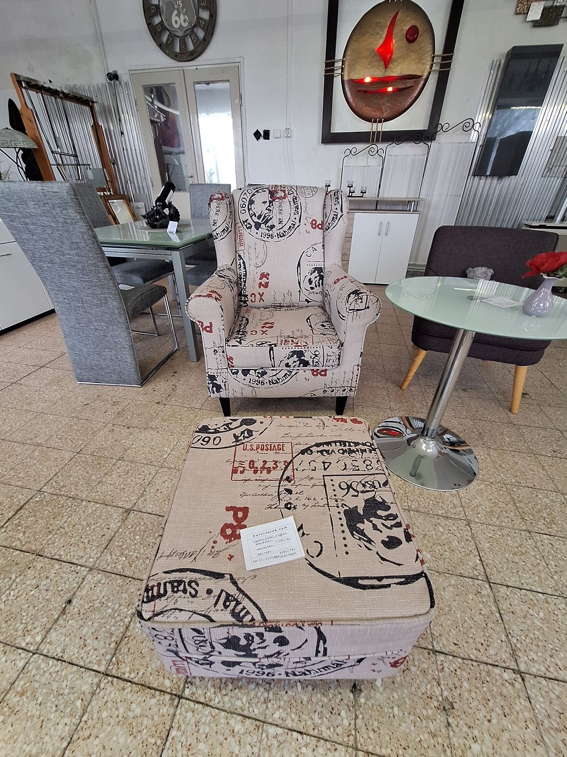 Vagány retro jellegű fotel lábtartóval