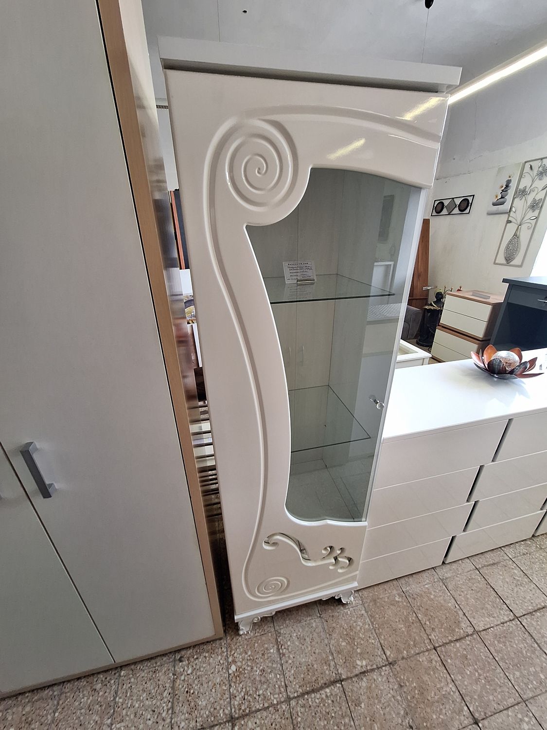 Dízájnos fehér magasfényű polcos vitrines szekrény