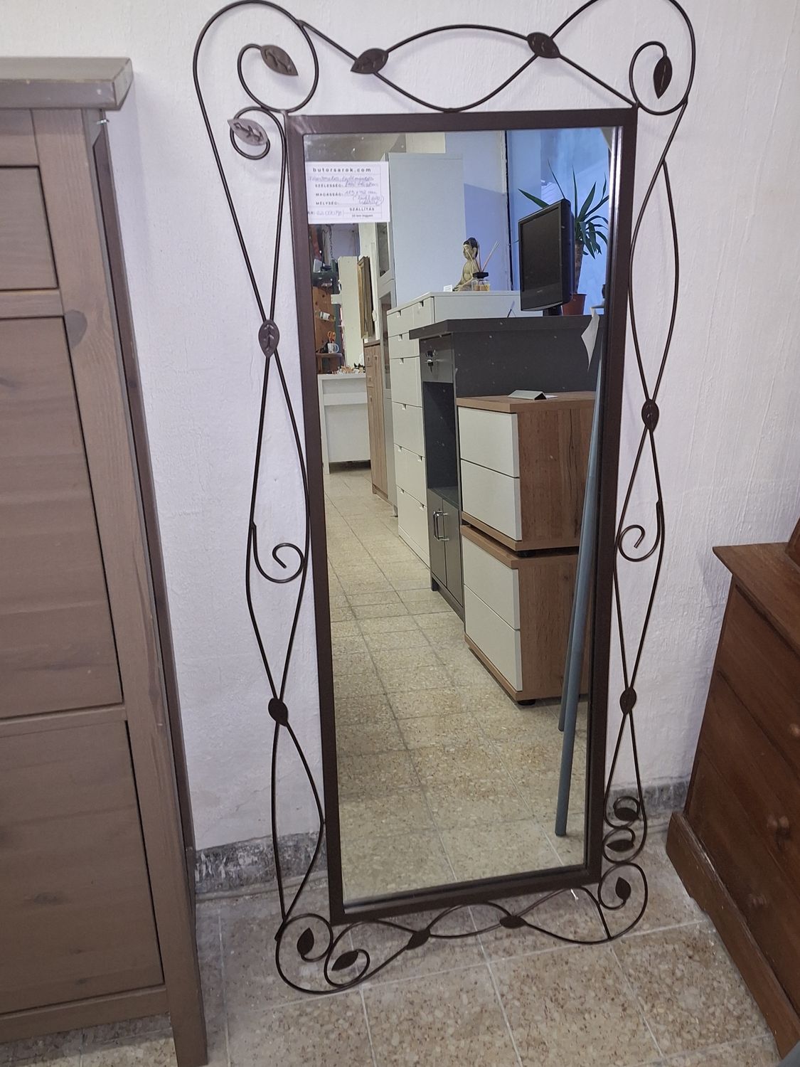 Fémkeretes levélmintás fali tükör 113x42cm.