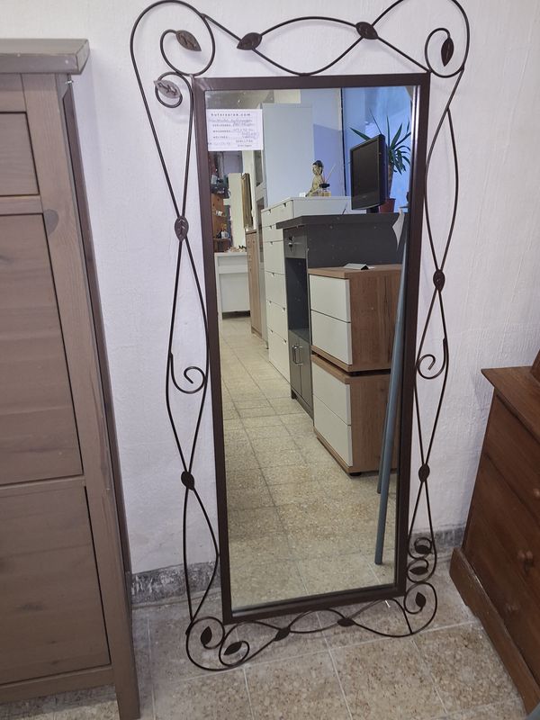 Fémkeretes levélmintás fali tükör 113x42cm.