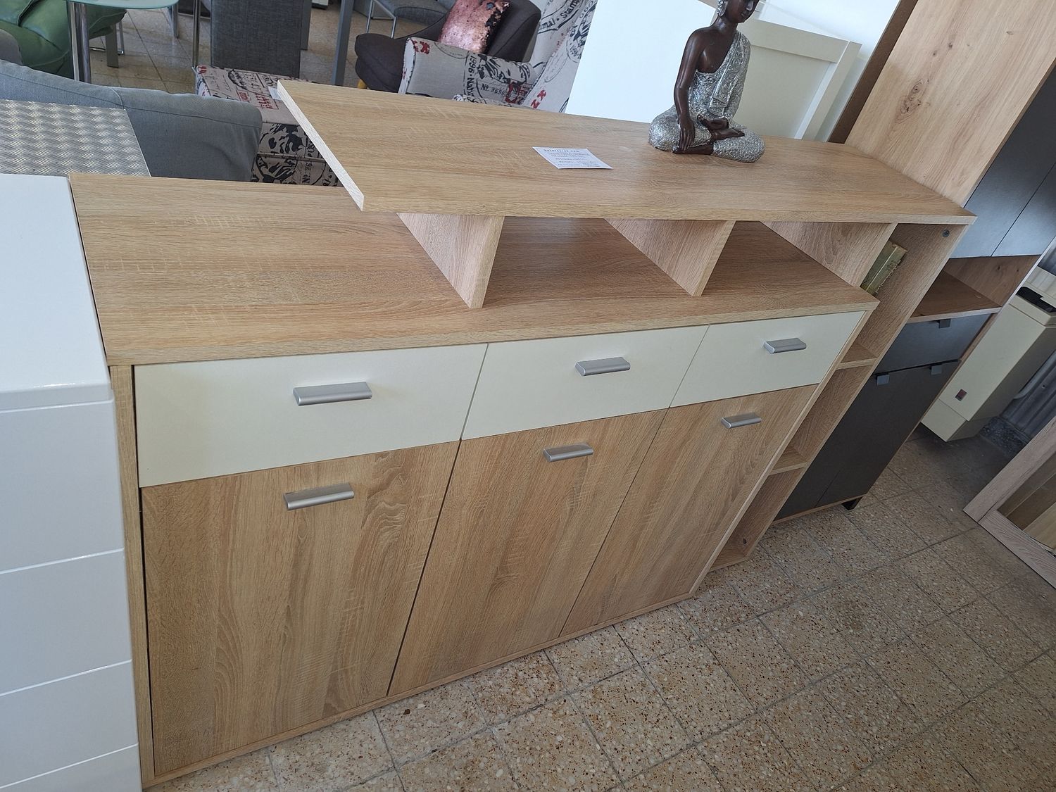 Sonoma tölgyfamintás 3 fiókos 3 ajtós polcos komód