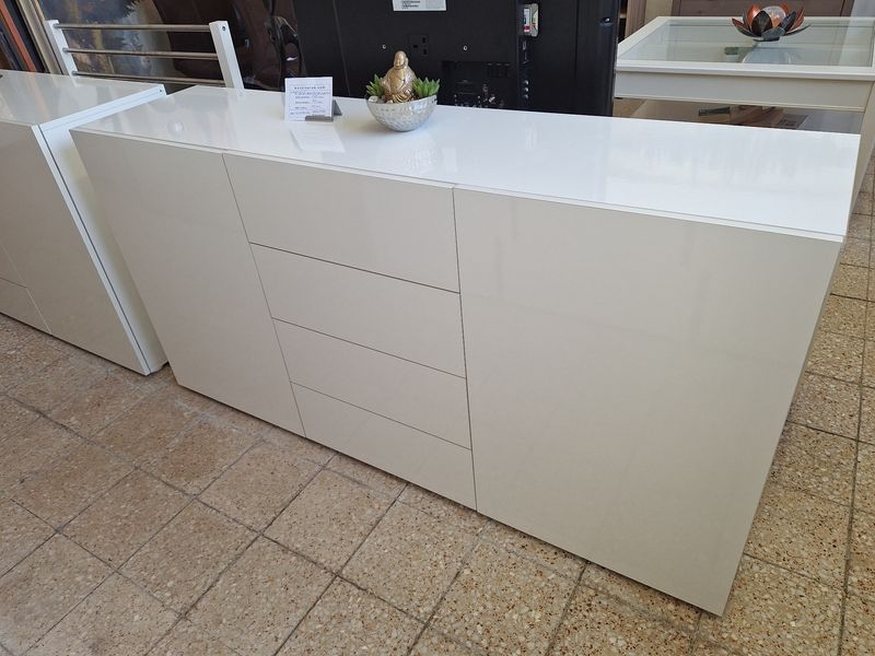 Fehér magasfényű letisztult dizájn komód 4fiók 2 ajtó + polc