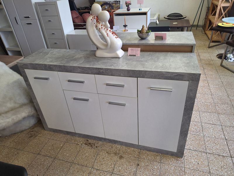 Beton hatású/ fehér magasfényű 4 ajtós 2 fiókos komód