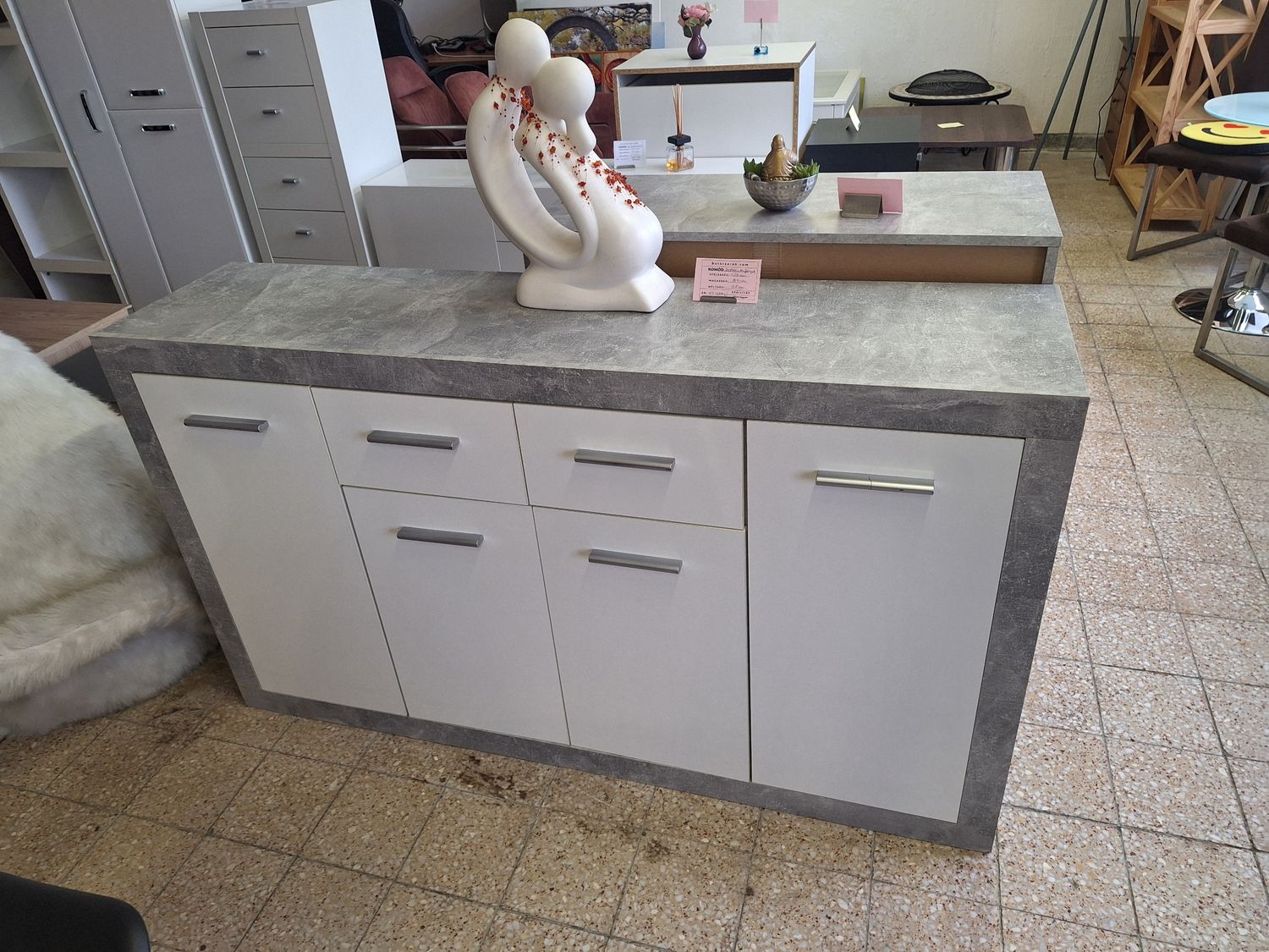 Beton hatású/ fehér magasfényű 4 ajtós 2 fiókos komód