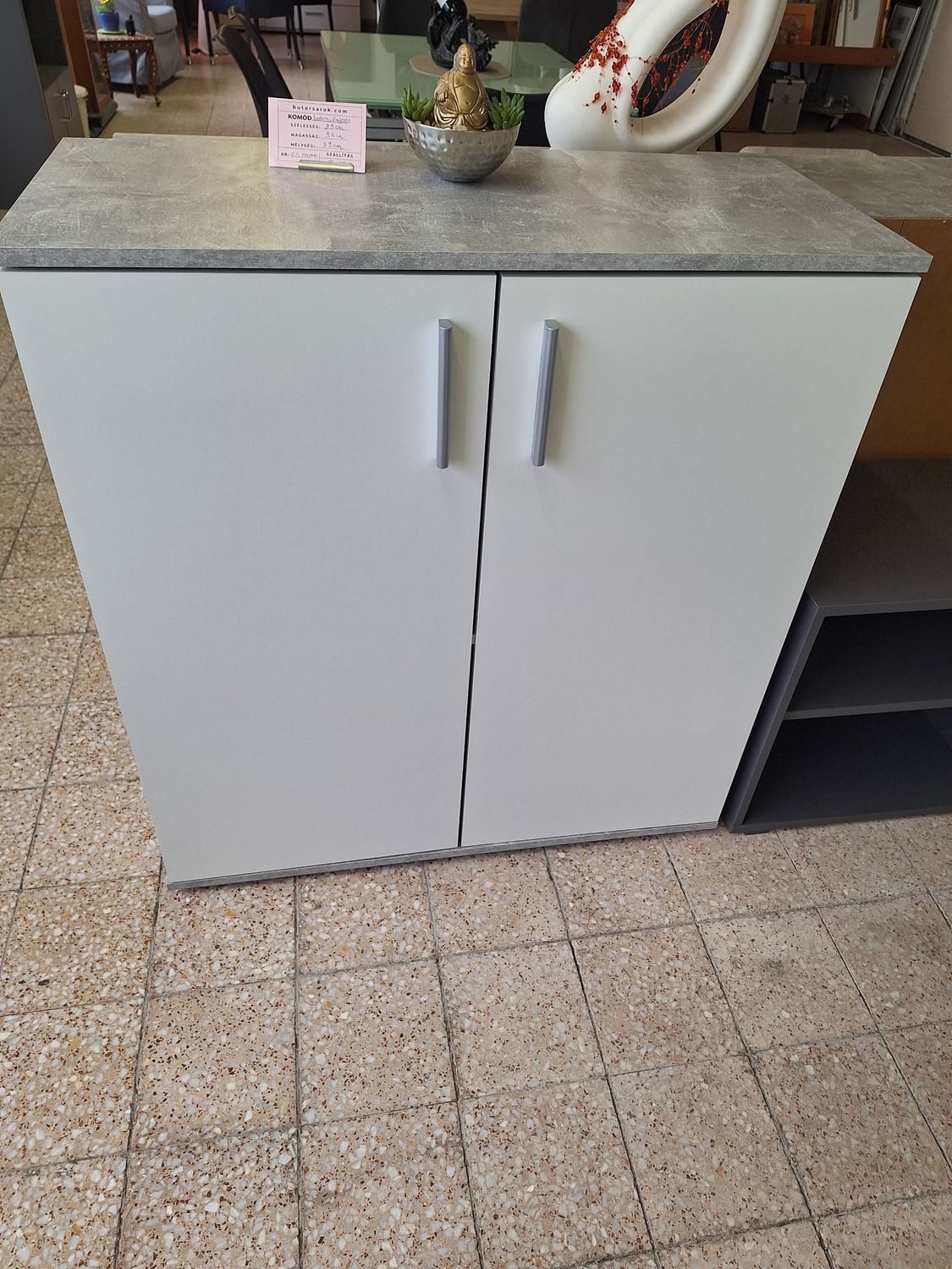 Beton hatású 2 ajtós polcos komód