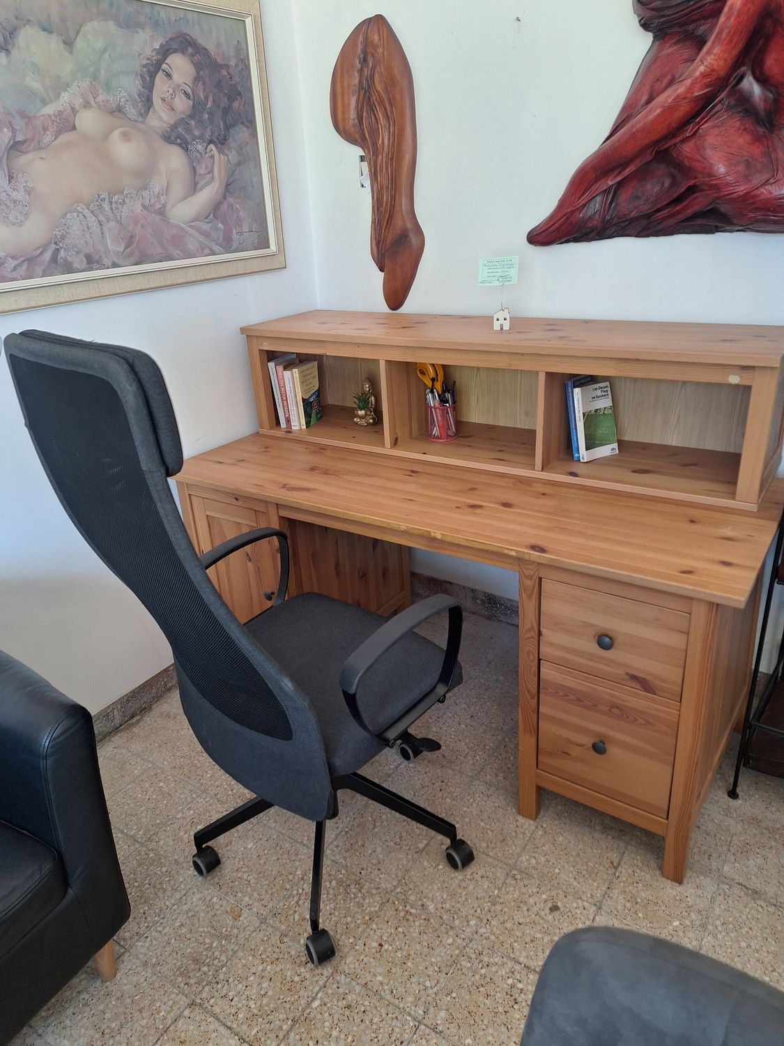 Ikeás Hemnes Íróasztal 2 fiókos 1 ajtós tömör fenyőfa szett Ikeás Hemnes Íróasztal 2 fiókos 1 ajtós tömör fenyőfa szett