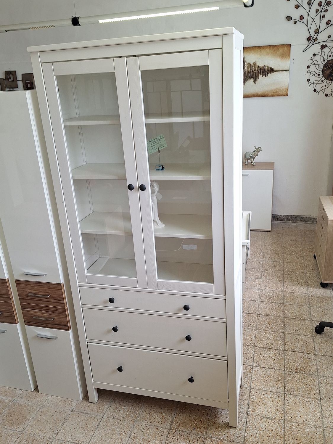 Gyönyörűszép Ikeás Hemnes vitrines szekrény/ tálaló