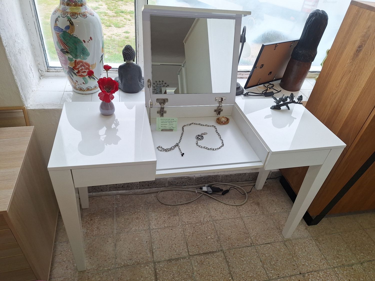 Letisztult, elegáns fehér magasfényű smink asztal 2 fiókos + tükör 