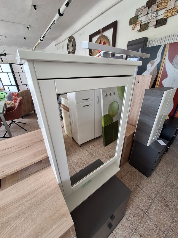 Ikeás Hemnes fürdőszobai tükrös fali szekrény világítással