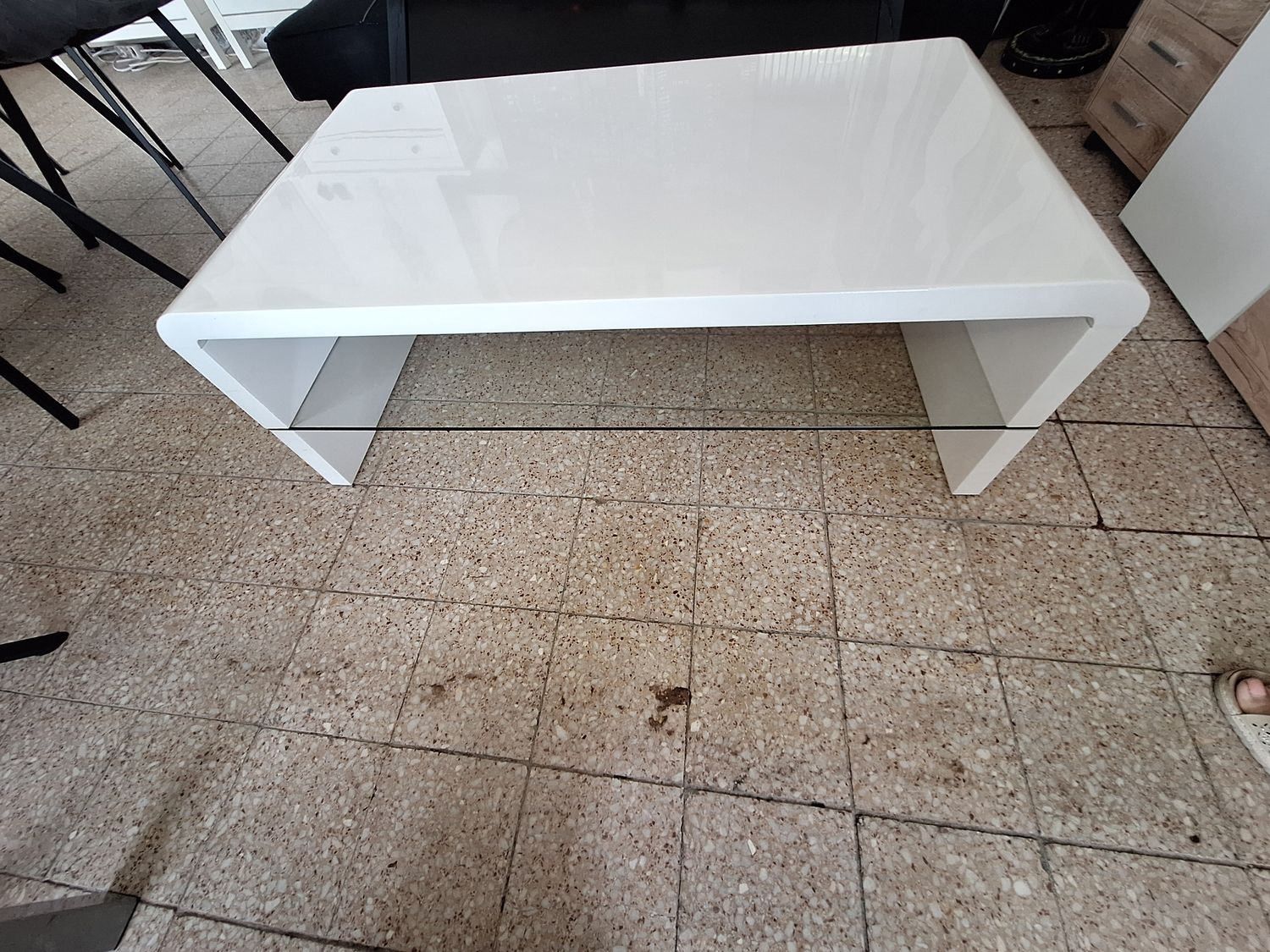 Modern magasfényű fehér kanapé / dohányzó asztal