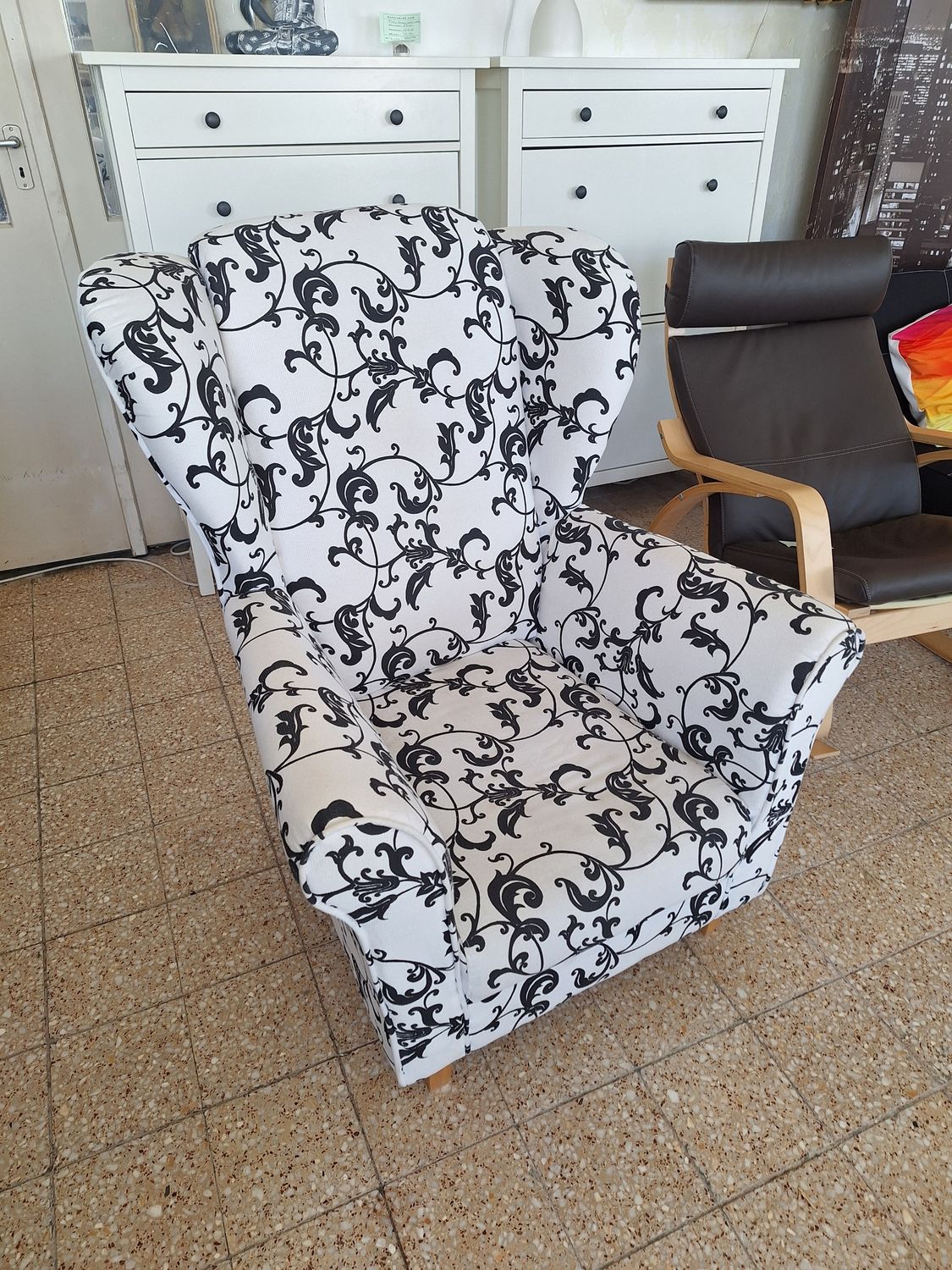 Kényelmes füles fotel virág/levél mintával
