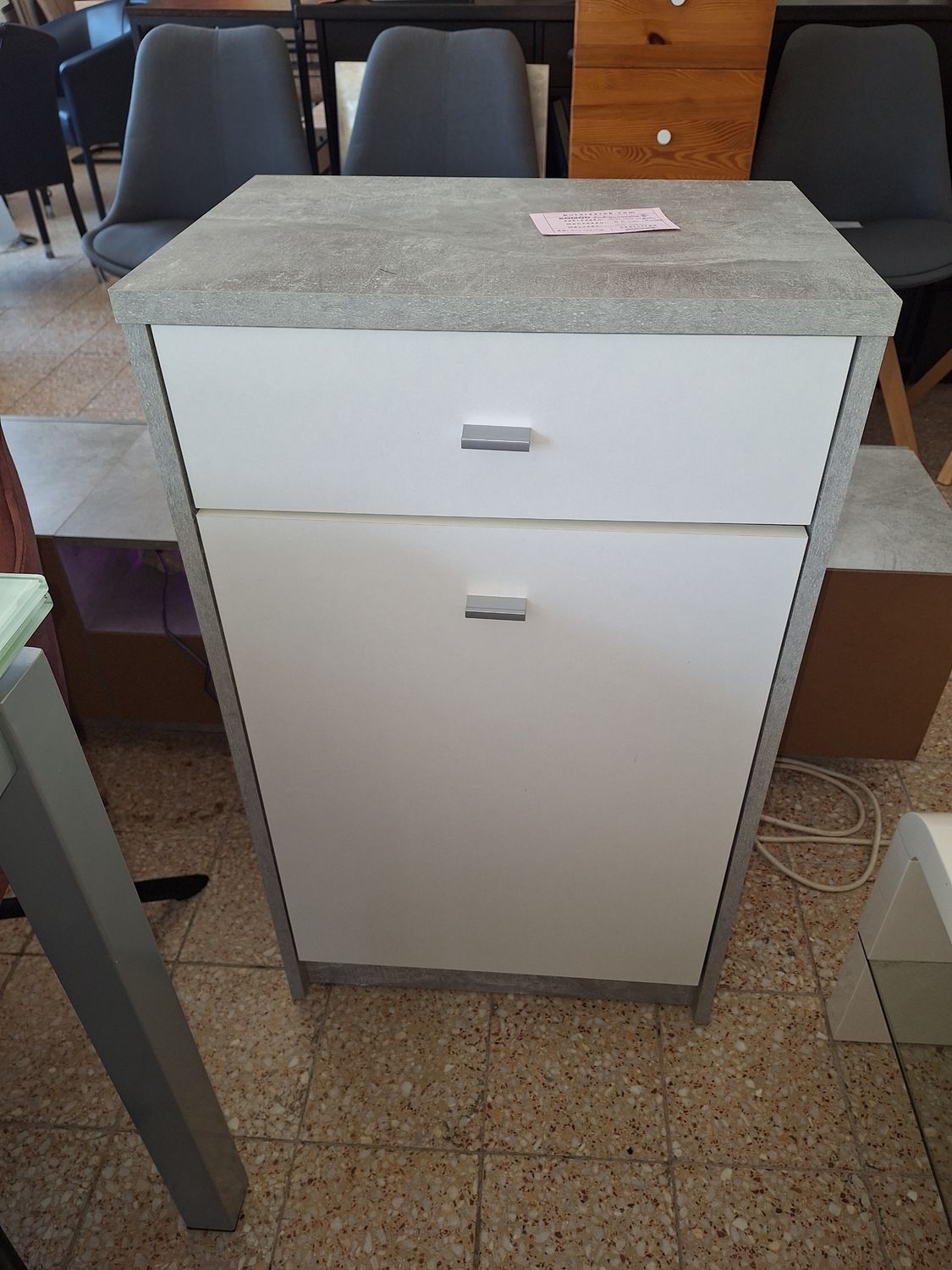Beton hatású kis komód 1ajtós 1 fiókos polcos Beton hatású kis komód 1ajtós 1 fiókos polcos