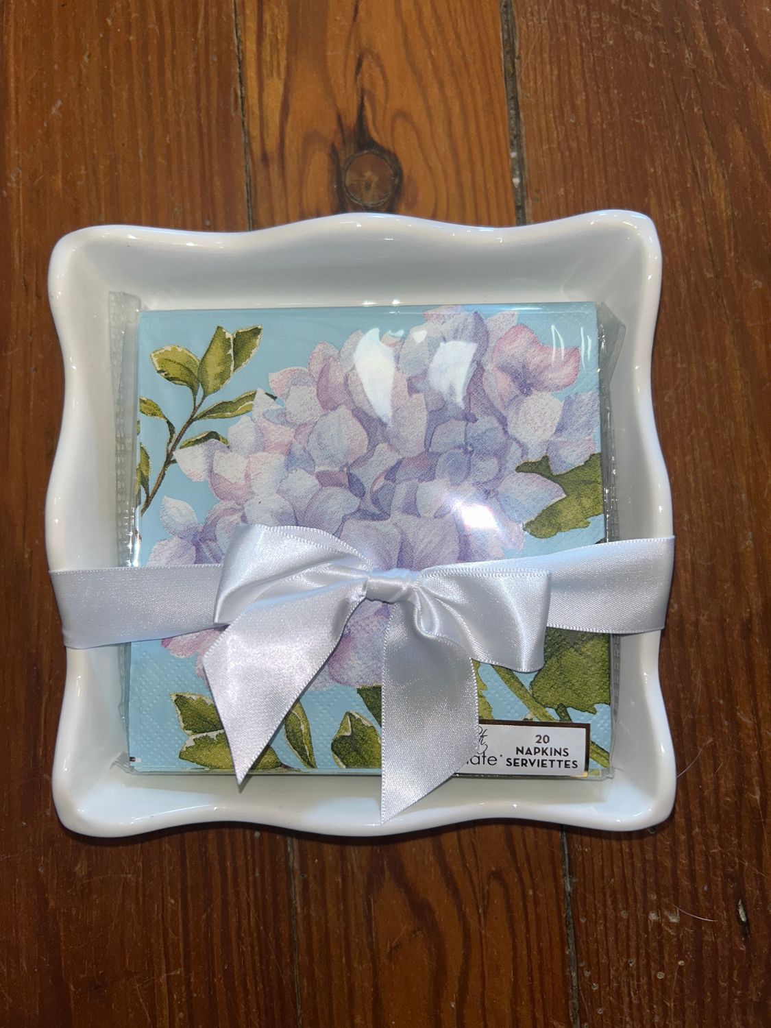 Ceramic Wave Napkin Tray w/ Hydrangea Napkins