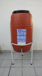 Bombona Caixa D'Água Ecológica Cap. 240 Litros C/ Suporte De Metal Envolvente C/ Sapatas de Borracha E Pintura em Esmalte Sintético Branco
