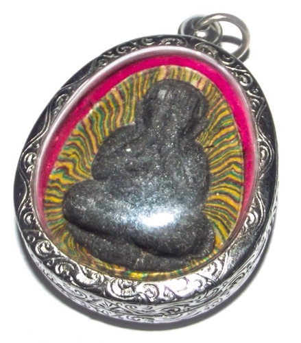 Pra Pid Ta Jumbo Sai Rung Rainbow Powders amulet with Bai Lan Powder image - Luang Por Pae Wat Pikul Tong (Singhburi)