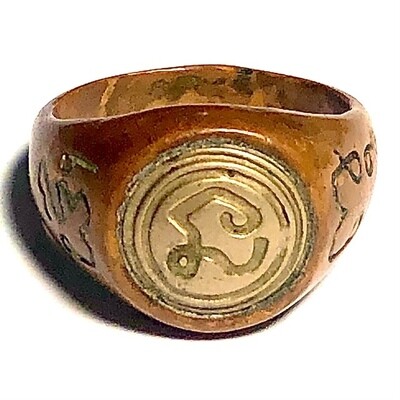 Hwaen Hua Na Bad Dtalord Nuea Tong Daeng Magic Ring With Sacred Na & Multiple Yantra Spell Inscriptions Early Era Luang Por Phaew