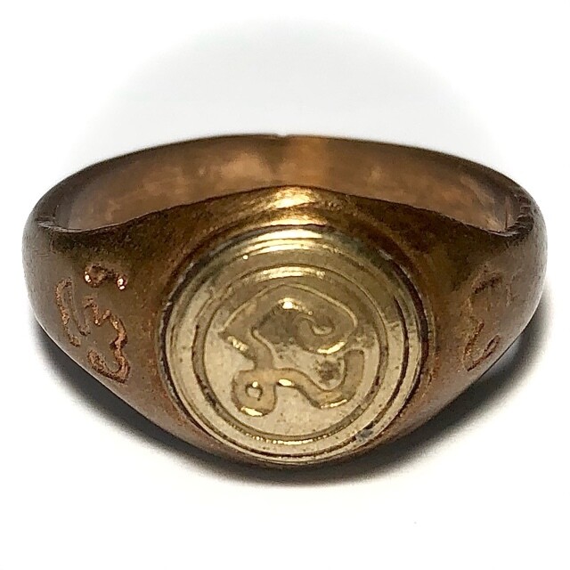 Hwaen Hua Na Bad Dtalord Nuea Tong Daeng Magic Ring With Sacred Na & Multiple Yantra Spell Inscriptions Early Era Luang Por Phaew - Size 2.3 Cm.