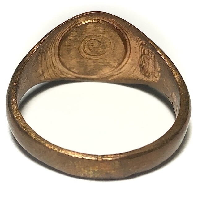 Hwaen Hua Na Bad Dtalord Nuea Tong Daeng Magic Ring With Sacred Na & Multiple Yantra Spell Inscriptions Early Era Luang Por Phaew - Size 2.3 Cm.