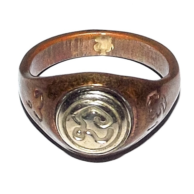 Hwaen Hua Na Bad Dtalord Magic Ring With Sacred Na Spell Insert Nuea Tong Daeng Hua Albaca - Luang Por Phaew - Wat Tanode Luang