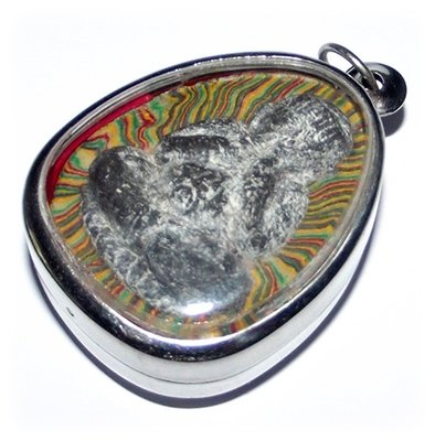 Pra Pid Ta (Plod Nee) Pim Jumbo Sai Rung - Rainbow Powders amulet with Bai Lan Powder image - Luang Por Pae Wat Pikul Tong
