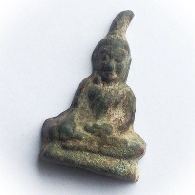Pra Kru Ta Gradan See Sawad Pim Gaes Yaw Nuea Chin Dtakua Sanim Daeng - Ancient Trai Pakee Leaden Amulet for Status + Protection