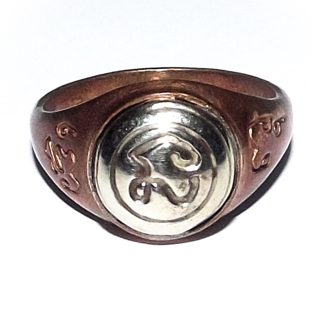Hwaen Hua Na Bad Dtalord Magic Ring With Sacred Na Spell Insert Nuea Tong Daeng Hua Albaca - Luang Por Phaew - Wat Tanode Luang