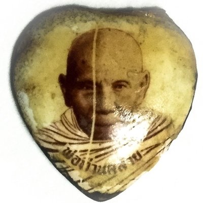 Hua Jai Roop Muean Pim Jiw  - Miniature Heart Shaped Painted Shell Portrait Locket - Por Tan Klai Wajasit
